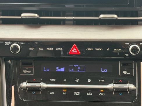 Used 2023 Kia Carnival EX FWD image 19