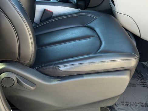 Used 2023 Chrysler Pacifica Touring-L image 9