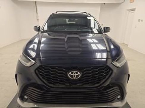Used 2023 Toyota Highlander XSE FWD image 2