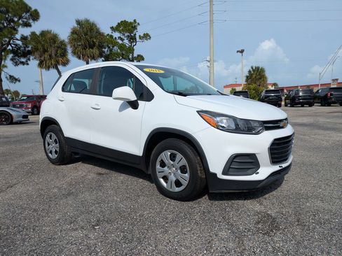 Used 2018 Chevrolet Trax LS FWD image 3