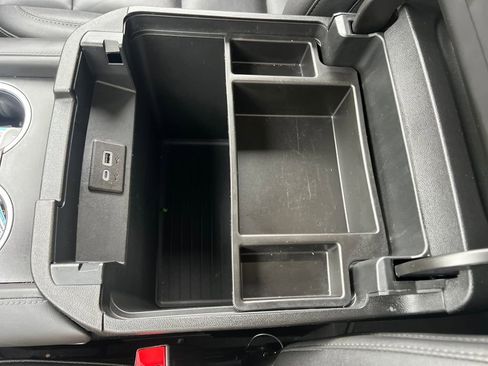 Used 2024 Chevrolet Suburban LT image 19