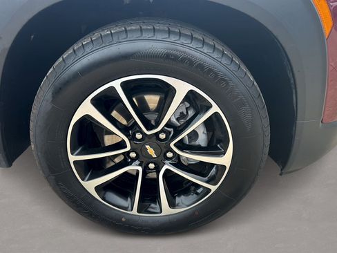 Used 2025 Chevrolet TrailBlazer LT FWD image 3