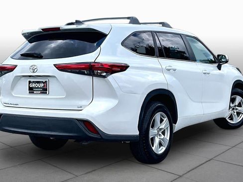 Used 2023 Toyota Highlander LE FWD image 13