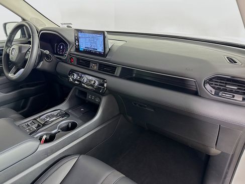 Certified 2025 Honda Pilot Touring image 38