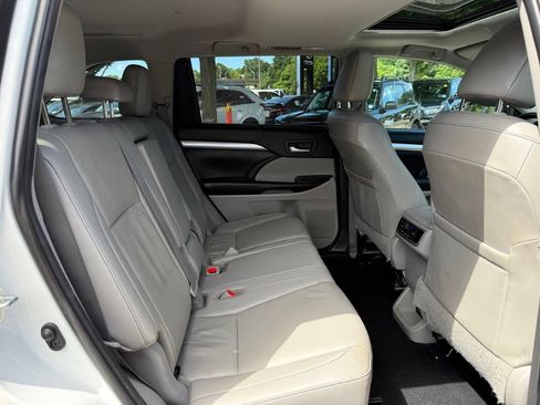 Used 2019 Toyota Highlander XLE AWD/4WD image 33
