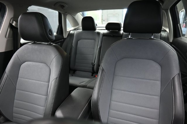 Used 2025 Volkswagen Jetta SE FWD image 14