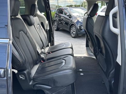 Used 2019 Chrysler Pacifica Touring-L FWD image 39