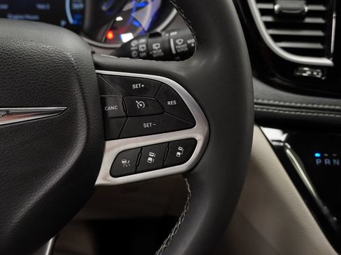 Used 2024 Chrysler Pacifica Limited FWD image 38