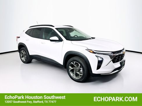 Used 2025 Chevrolet Trax LT w/ LT Convenience Package FWD image 1