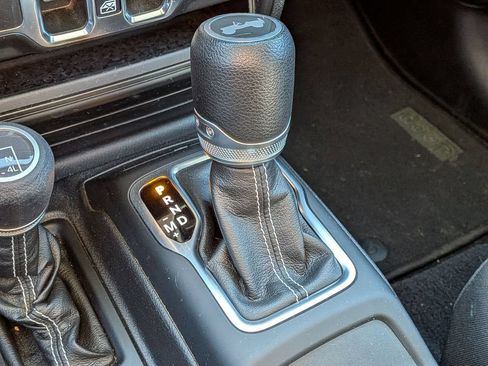 Used 2021 Jeep Wrangler Unlimited Sahara w/ Uconnect 4C Nav & Sound Group AWD/4WD image 18