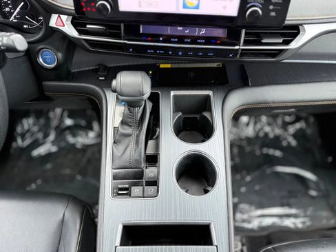 Used 2022 Toyota Sienna XLE Woodland Edition image 19