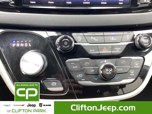 Certified 2024 Chrysler Pacifica Touring-L image 19