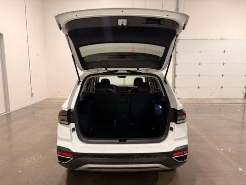 Used 2025 Volkswagen Taos SE FWD image 9