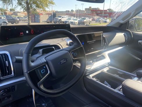 New 2025 Ford Expedition Max Platinum w/ Driver's Package image 12