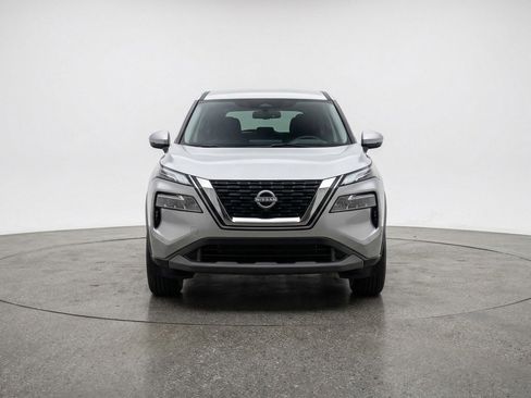 Used 2025 Nissan Rogue SV image 2