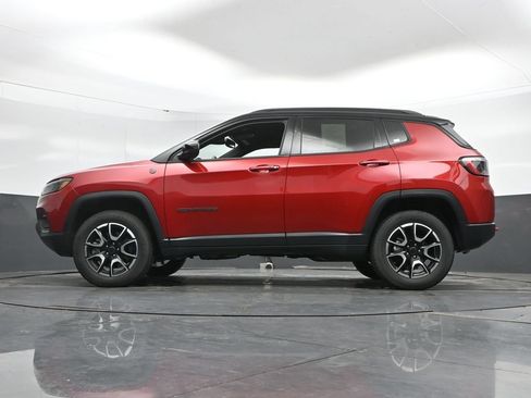 Used 2025 Jeep Compass Trailhawk AWD/4WD image 44