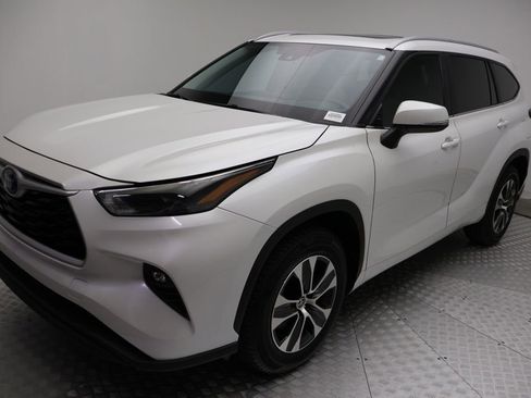 Used 2024 Toyota Highlander XLE FWD image 2