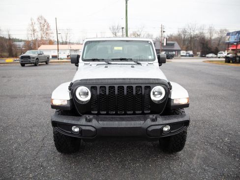 Used 2022 Jeep Gladiator Willys image 9