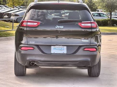 Used 2018 Jeep Cherokee Latitude FWD image 6