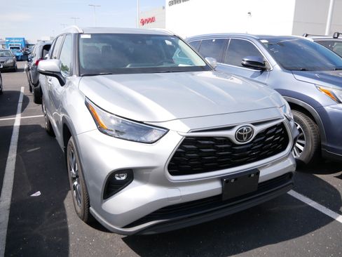 Certified 2025 Toyota Highlander XLE AWD/4WD image 3