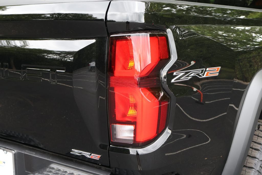 Used 2026 Chevrolet Colorado ZR2 w/ Technology Package AWD/4WD image 9