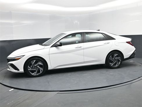 Certified 2025 Hyundai Elantra Sport image 3