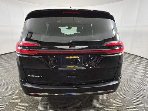Used 2024 Chrysler Pacifica Touring-L FWD image 2