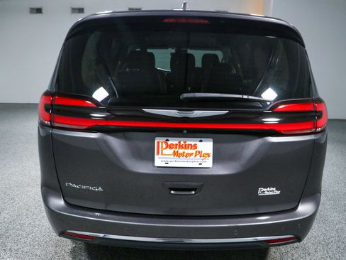 Used 2022 Chrysler Pacifica Touring-L FWD image 8