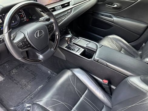 Used 2021 Lexus ES 300h w/ Accessory Package 2 image 4