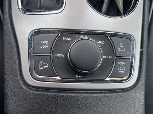 Used 2020 Jeep Grand Cherokee Overland AWD/4WD image 28
