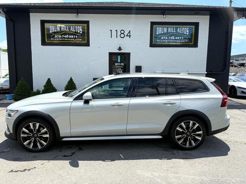 Used 2020 Volvo V60 T5 Cross Country image 2