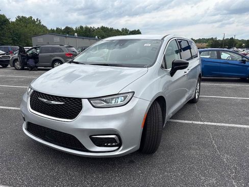 Used 2024 Chrysler Pacifica Touring-L FWD image 4