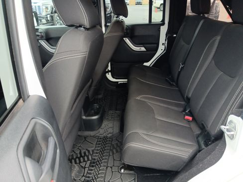 Used 2017 Jeep Wrangler Unlimited Sahara w/ Connectivity Group image 13