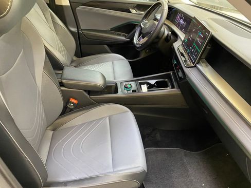 Used 2026 Volkswagen Tiguan SE AWD/4WD image 24