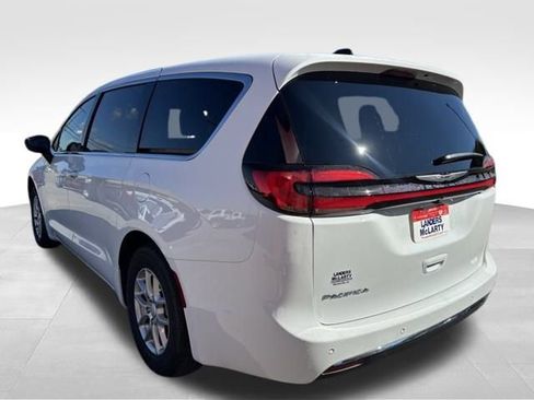 New 2026 Chrysler Pacifica Select image 4