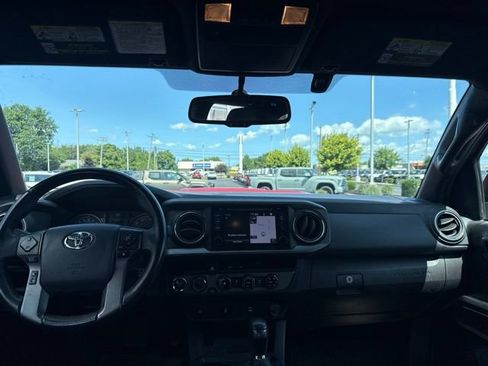 Used 2017 Toyota Tacoma TRD Sport w/ Tow Package (A/T) AWD/4WD image 12