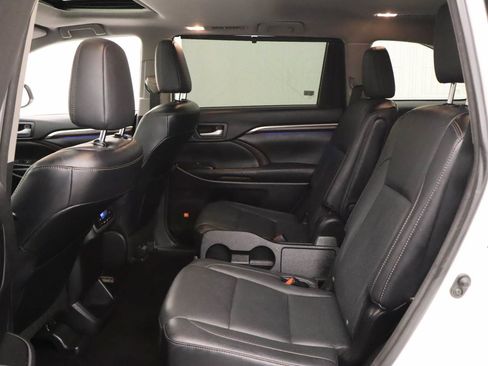 Used 2016 Toyota Highlander Limited w/ Driver Technology Package AWD/4WD image 18