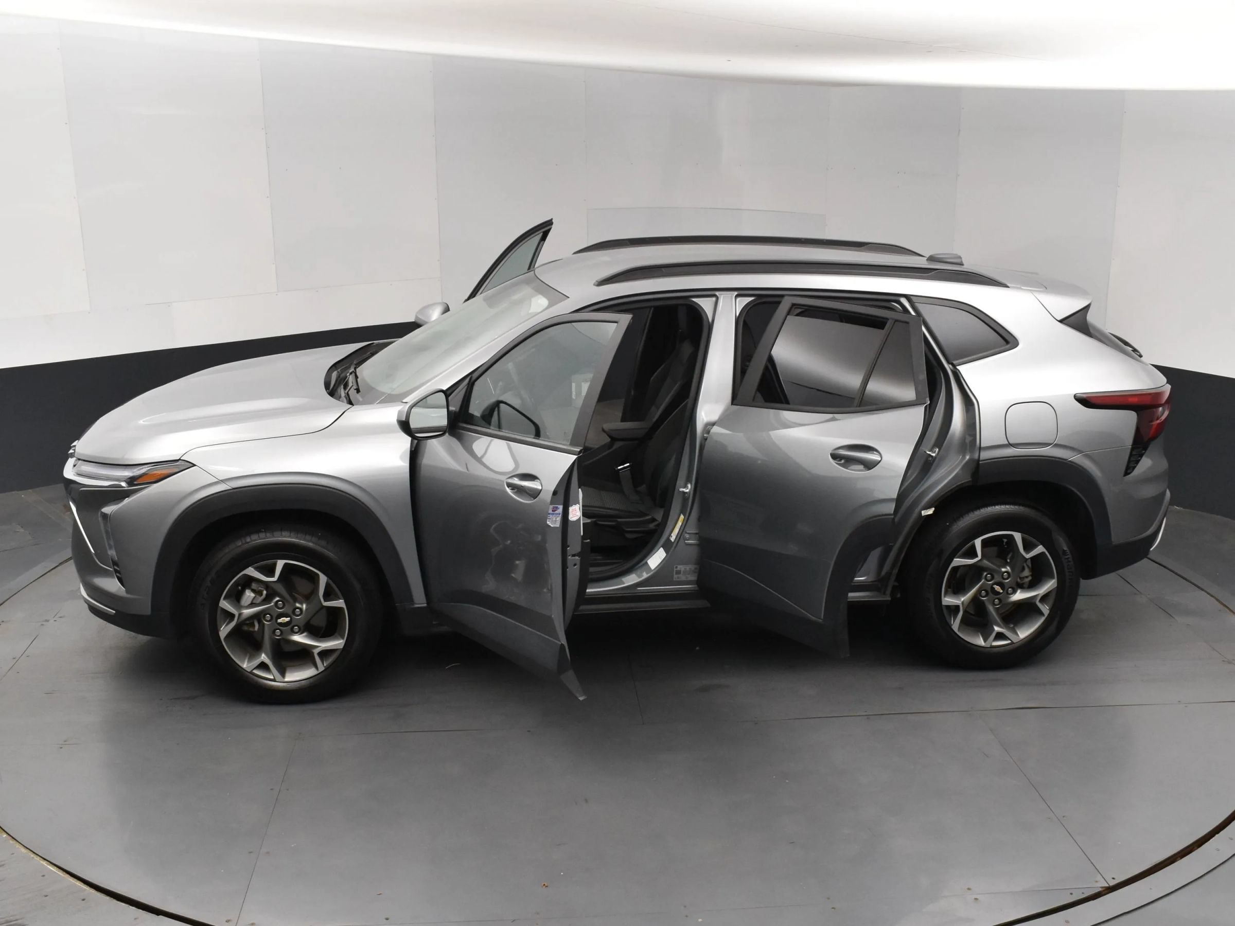 Used 2025 Chevrolet Trax LT w/ LT Convenience Package FWD image 7