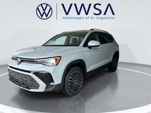 New 2026 Volkswagen Taos SE image 3
