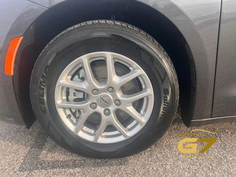 Used 2026 Chrysler Pacifica Select FWD image 6
