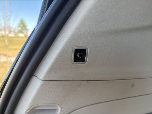 Used 2023 Chrysler Pacifica Touring-L FWD image 10