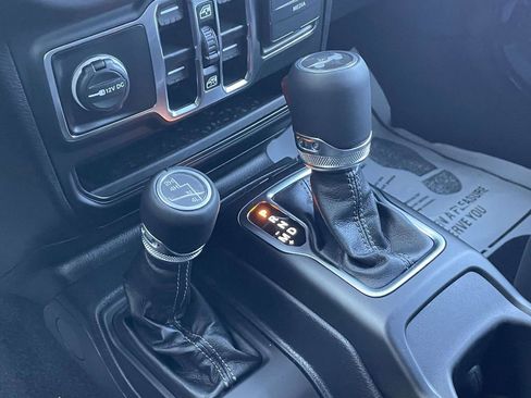 New 2025 Jeep Wrangler Unlimited Sahara w/ Technology Group AWD/4WD image 38