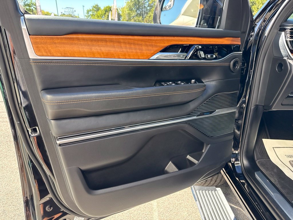 Used 2022 Jeep Grand Wagoneer Series III AWD/4WD image 19