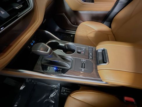 Used 2022 Toyota Highlander Platinum image 25