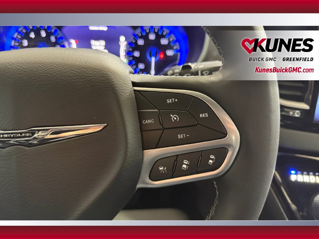 Used 2025 Chrysler Pacifica Select FWD image 18
