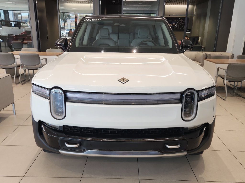 Used 2025 Rivian R1S Adventure Dual AWD/4WD image 2