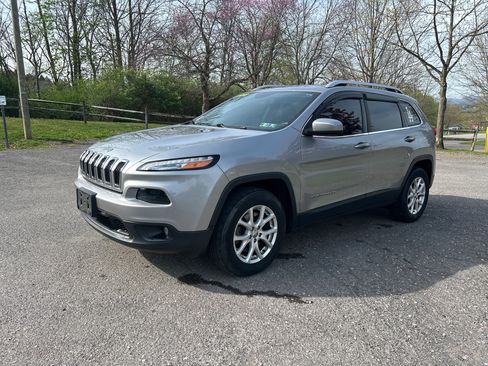 Used 2017 Jeep Cherokee Latitude AWD/4WD image 8