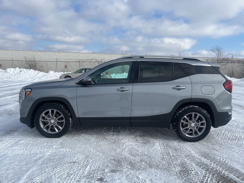 Used 2023 GMC Terrain SLT image 2