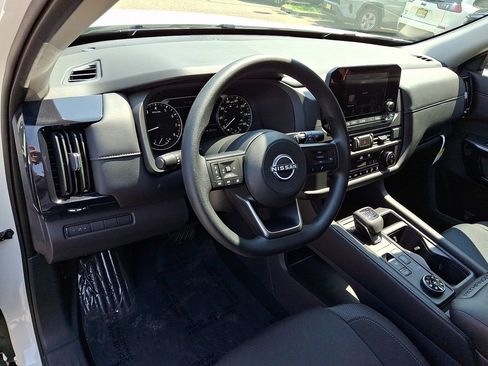 Used 2025 Nissan Pathfinder S AWD/4WD image 27