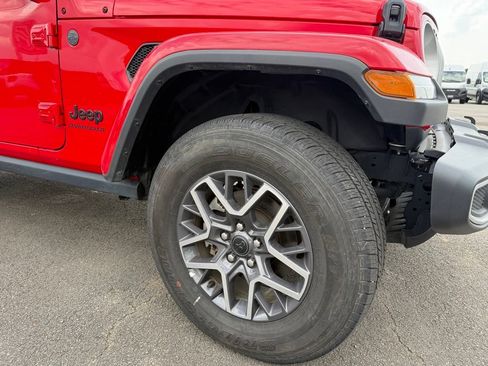 Used 2025 Jeep Wrangler Unlimited Sahara AWD/4WD image 31